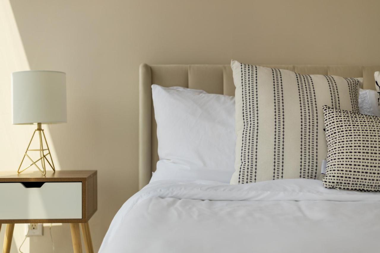 Ultra Luxurious 2.5 Bedroom 2 Full Bathroom 1 Parking Condo Near Sq1 Striking Views Mississauga Zewnętrze zdjęcie