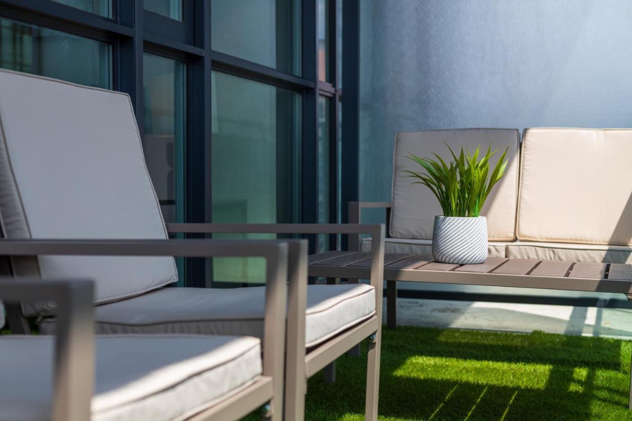 Ultra Luxurious 2.5 Bedroom 2 Full Bathroom 1 Parking Condo Near Sq1 Striking Views Mississauga Zewnętrze zdjęcie
