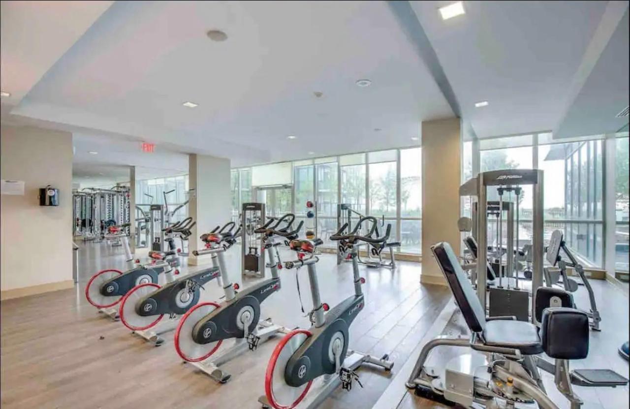 Ultra Luxurious 2.5 Bedroom 2 Full Bathroom 1 Parking Condo Near Sq1 Striking Views Mississauga Zewnętrze zdjęcie