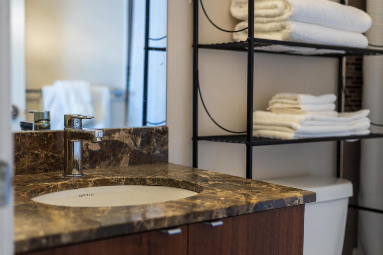 Ultra Luxurious 2.5 Bedroom 2 Full Bathroom 1 Parking Condo Near Sq1 Striking Views Mississauga Zewnętrze zdjęcie