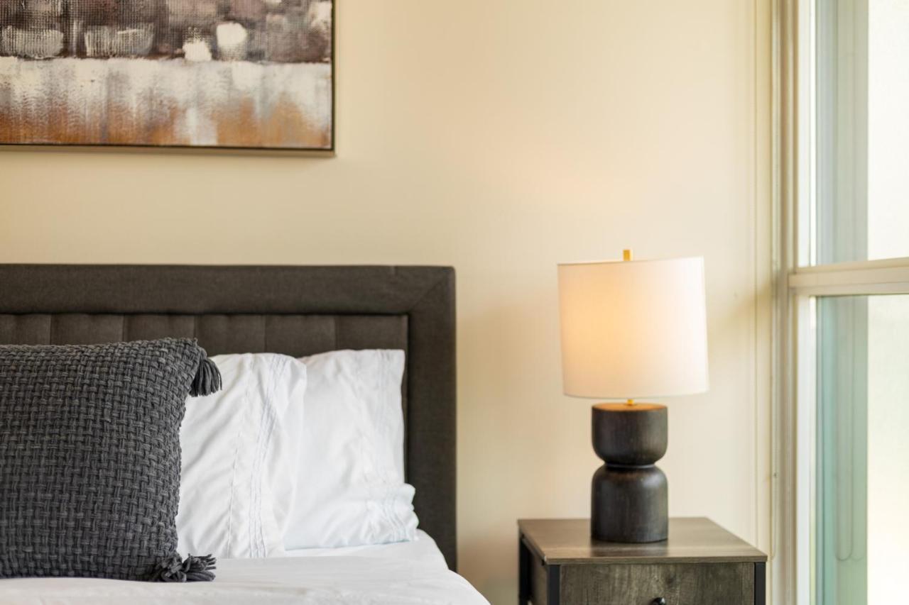 Ultra Luxurious 2.5 Bedroom 2 Full Bathroom 1 Parking Condo Near Sq1 Striking Views Mississauga Zewnętrze zdjęcie
