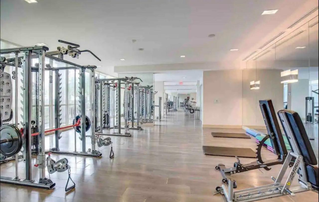 Ultra Luxurious 2.5 Bedroom 2 Full Bathroom 1 Parking Condo Near Sq1 Striking Views Mississauga Zewnętrze zdjęcie